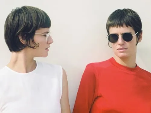 Zwei Modelle mit Brillen von Mykita