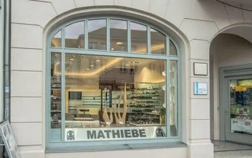 Schaufenster von Augenoptik Mathiebe in der Friedrich-Ebert-Straße
