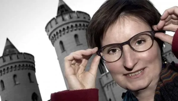 Kundin mit Markus-T-Brille vor dem Nauener Tor