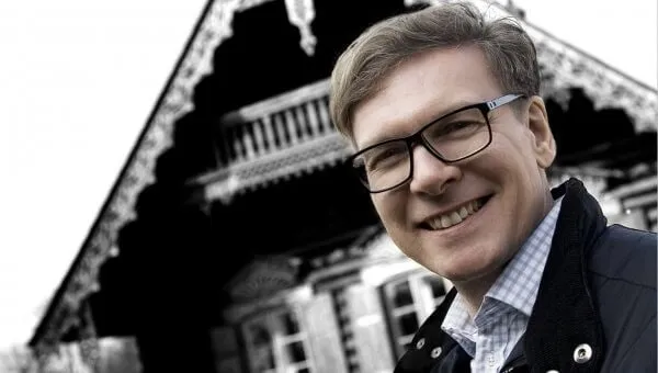 Kunde mit Mykita-Brille in der Russischen Kolonie Alexandrowka
